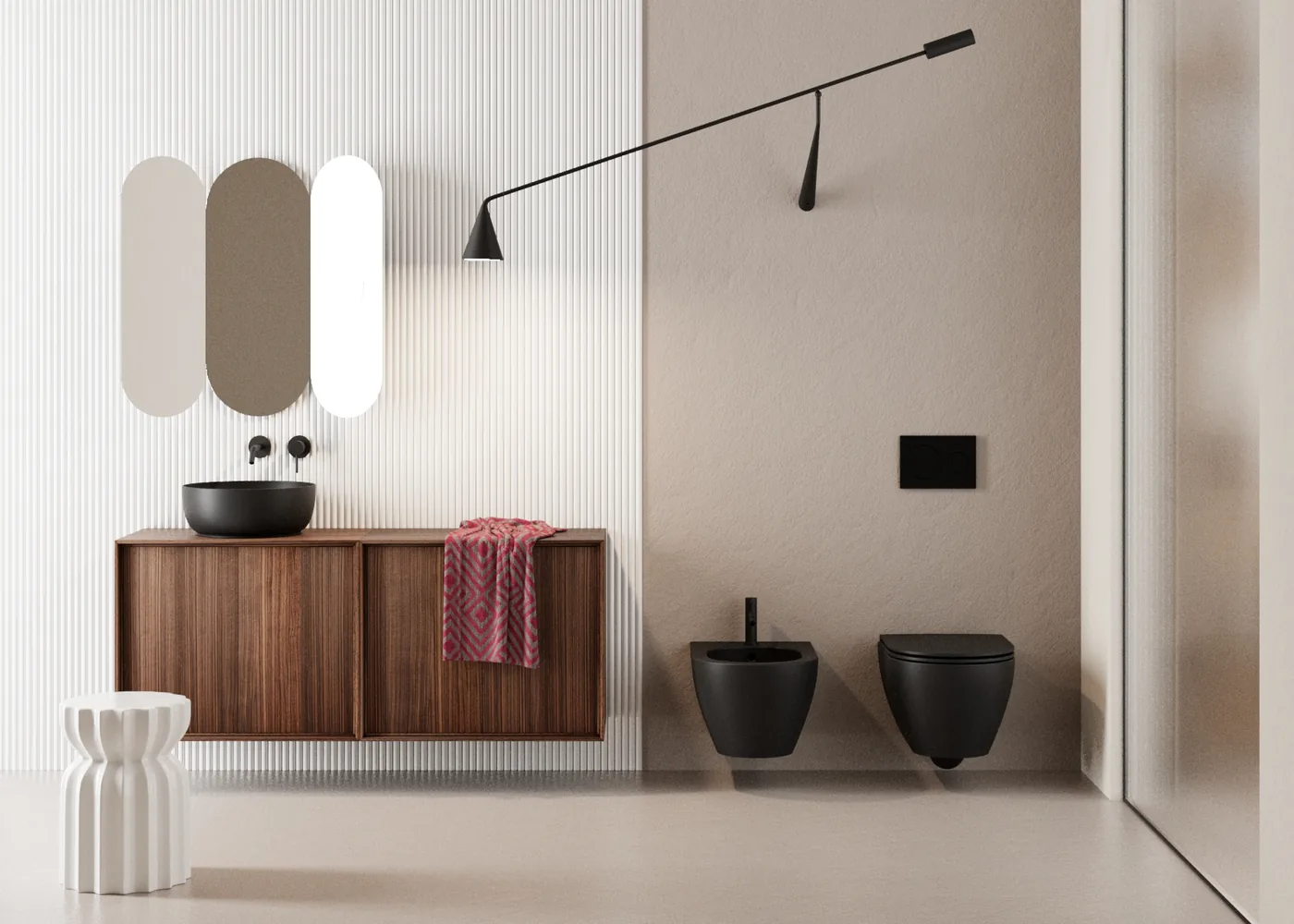 Wandhängendes WC und Bidet in Schwarz neben einem Waschtischmöbel aus Holz