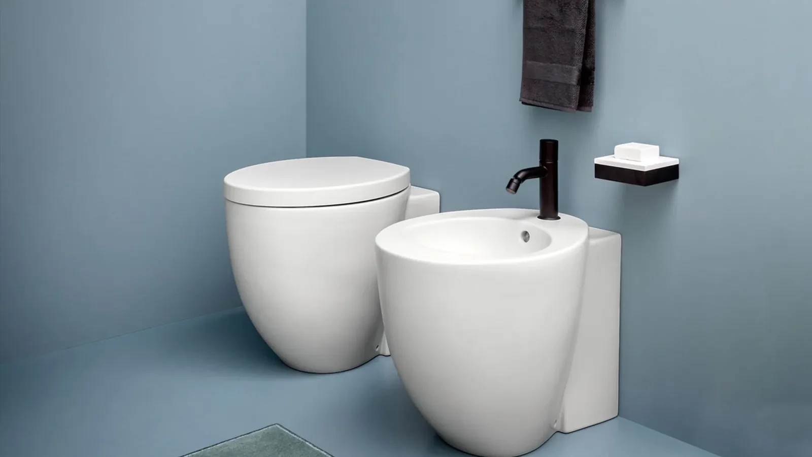 Weisse Le Giare Sanitärkeramik von Ceramica Cielo vor blauem Hintergrund