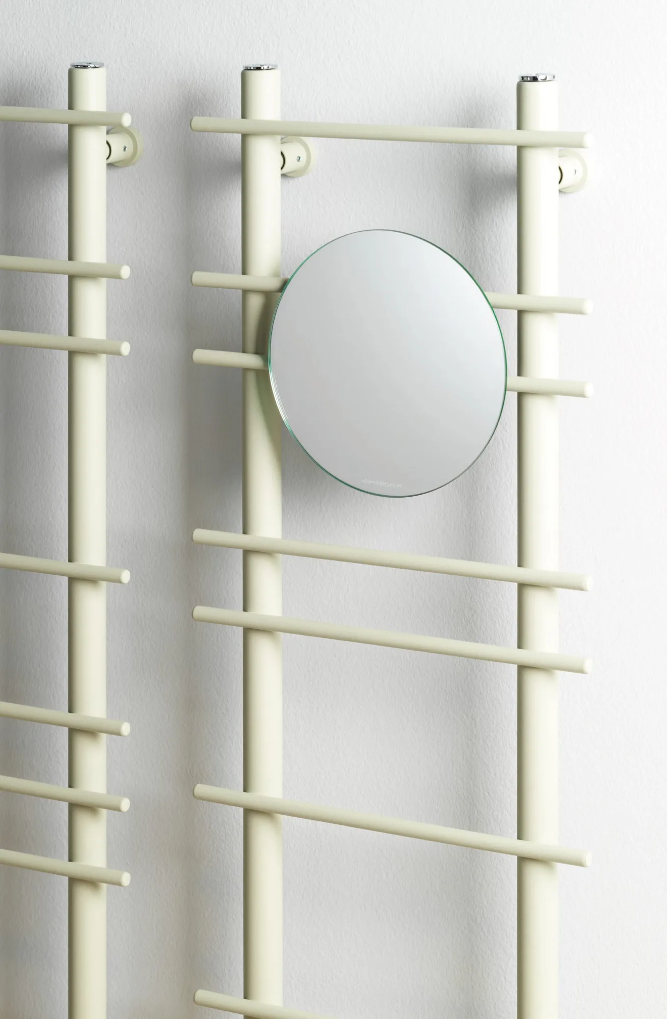 Antrax IT Hashi: Sprossenheizkörper mit rundem Spiegel, Detail