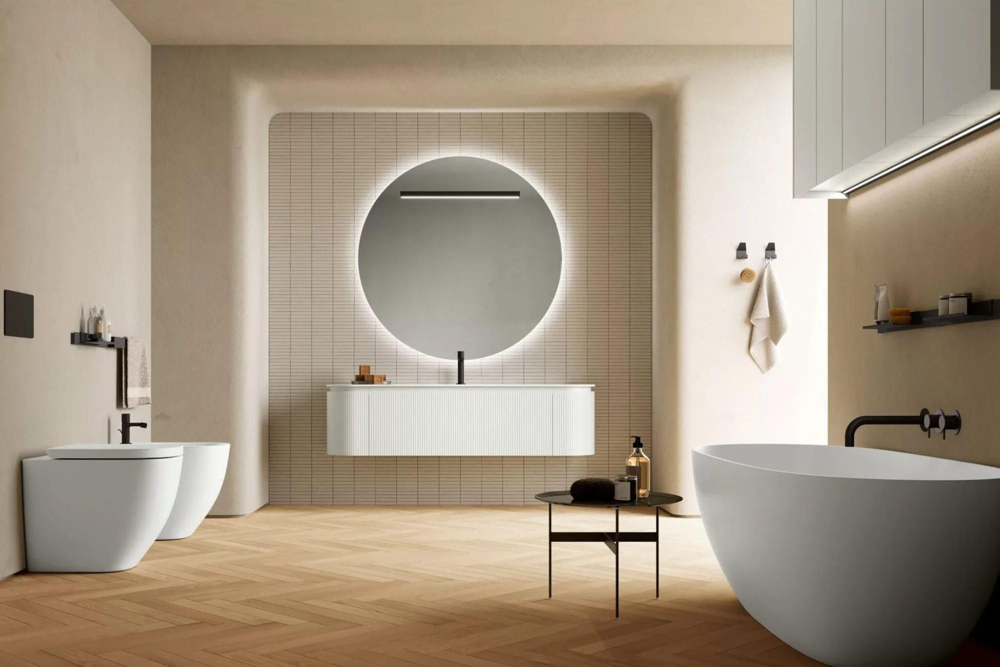Archeda Tulle Studio: weisses Waschtischmöbel mit gerillter Front, rundem Spiegel und freistehender Badewanne