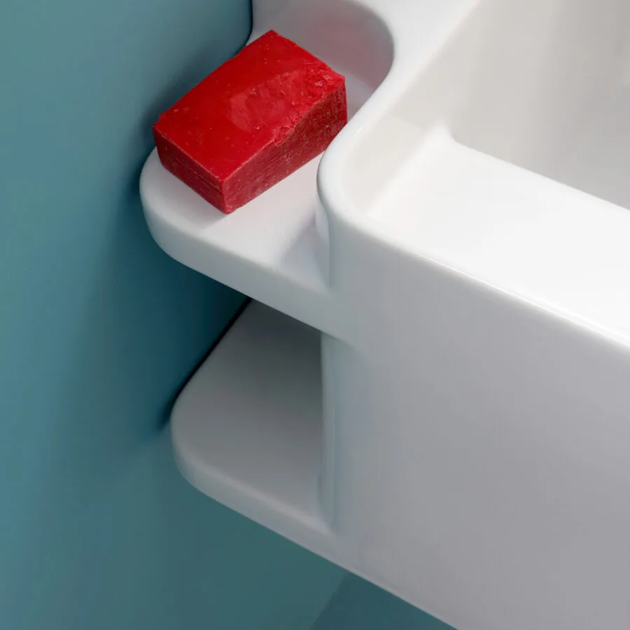 Azzurra Ceramica Anfibio: Detail Waschtisch mit Ablage und Seife