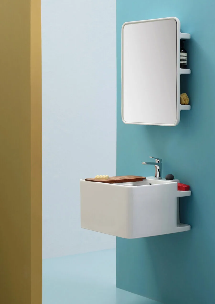 Azzurra Ceramica Anfibio: Waschtisch mit Spiegelschrank vor hellblauer Wand
