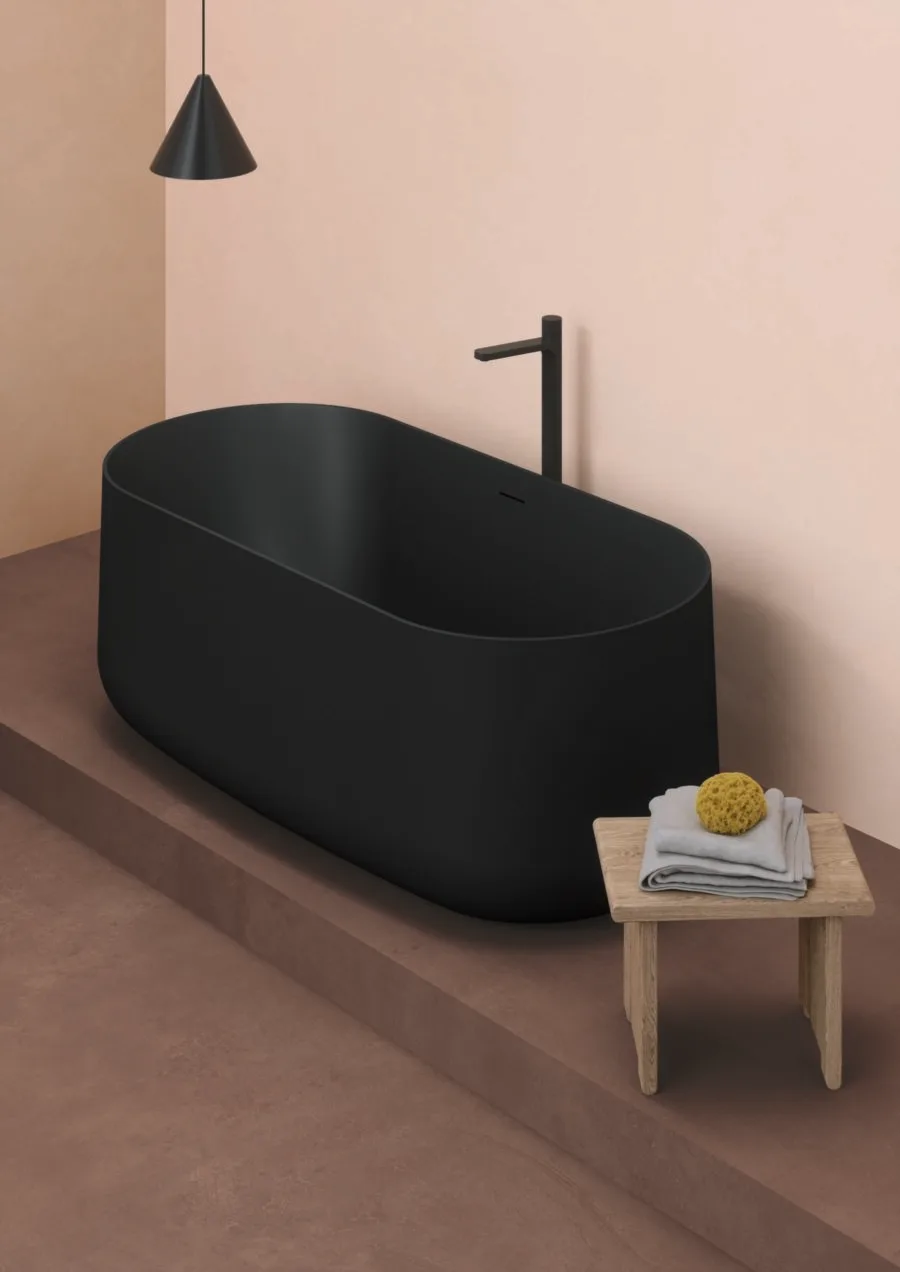 Azzurra Ceramica Aurea: schwarze freistehende Badewanne vor rosa Wand