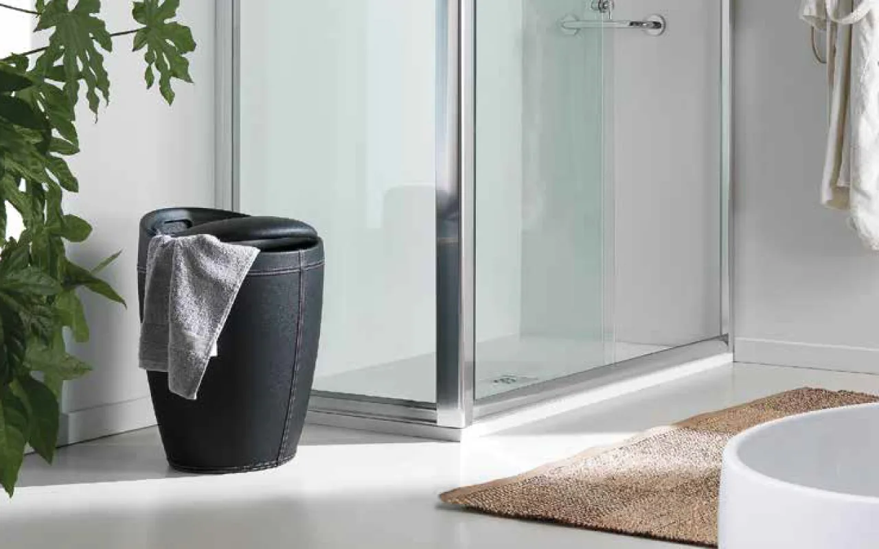 Capannoli Tratto C: Badezimmer mit Dusche, Hocker und Handtuchhalter