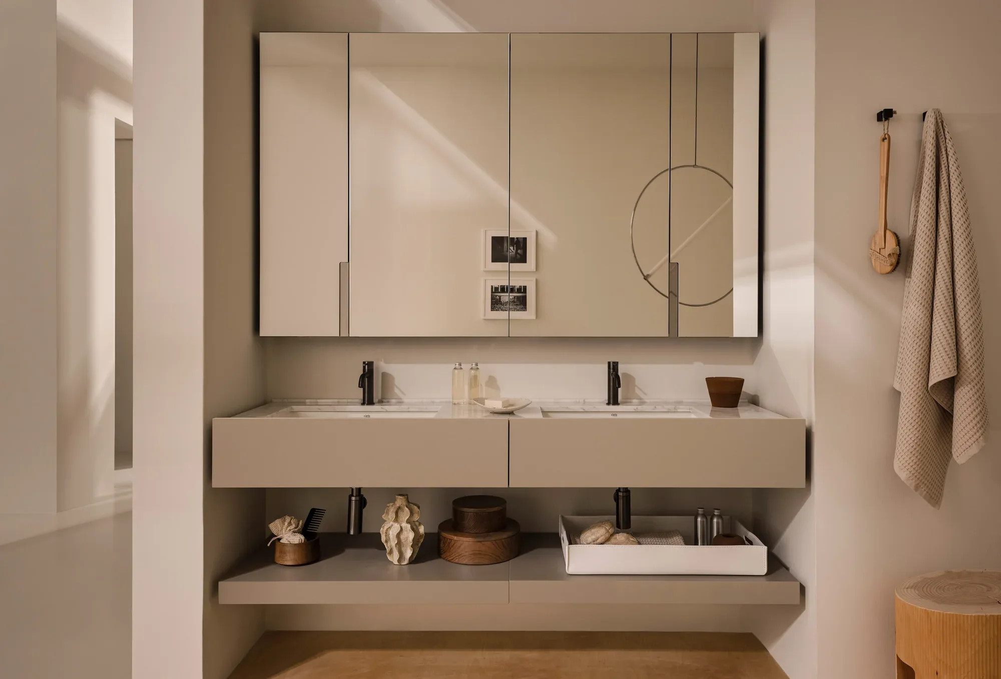 Ceramica Cielo Filo: Doppelwaschtisch mit Spiegelschrank und Handtüchern
