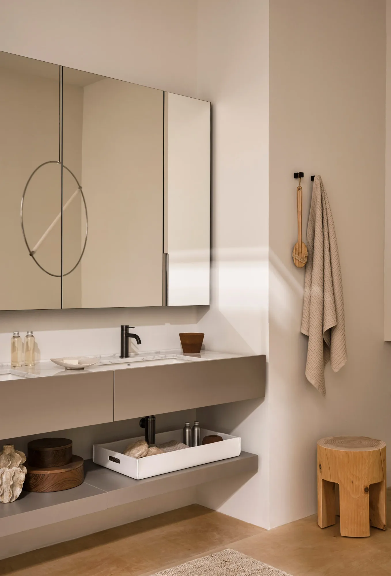 Ceramica Cielo Filo: Waschtisch mit Unterbau in Taupe, Spiegelschrank und schwarzer Wandarmatur
