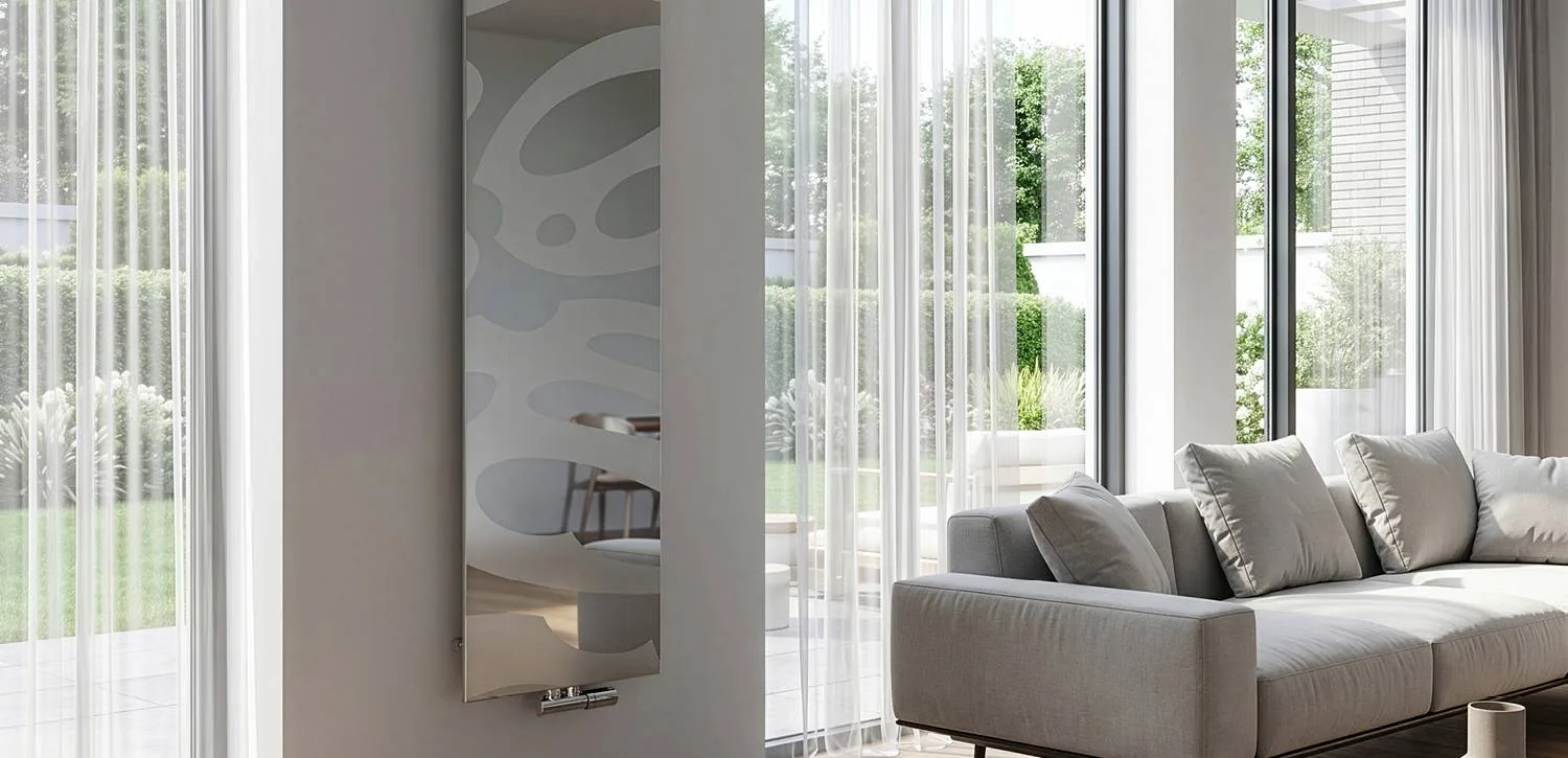 Cordivari Frame Inox: Heizkörper aus Edelstahl vor Vorhang