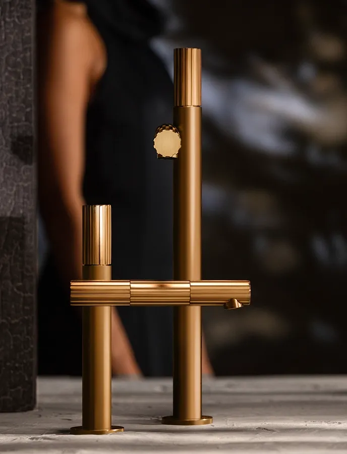 Gessi Incastri: Standarmatur in Messing, Detail mit geriffelten Griffen