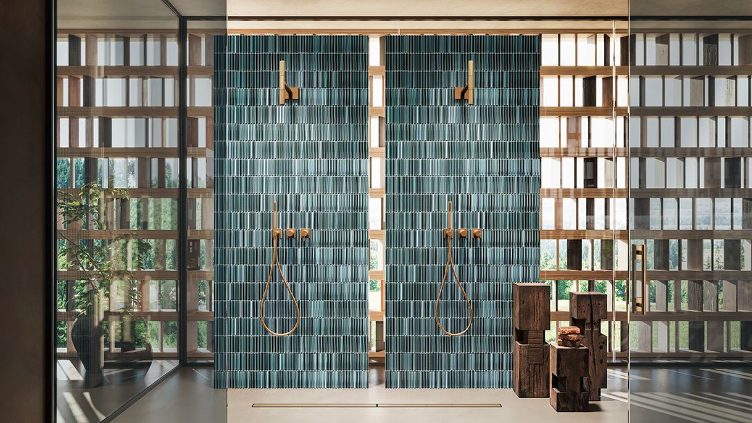 Gessi Incastri: Dusche mit Messingarmaturen vor Mosaikwand in Grün