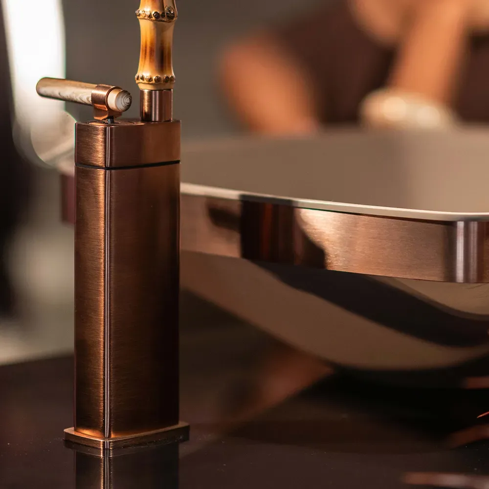 Gessi Jacqueline: Waschtischarmatur in Kupfer mit Auslauf in Bambusform, Detail am Waschbecken