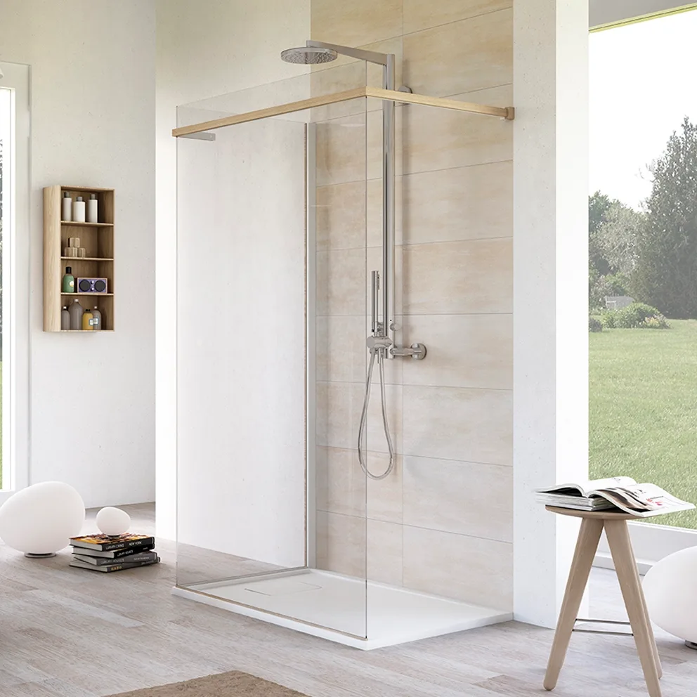 Megius Materia: Walk-in-Dusche mit Glaswand in einem hellen Bad