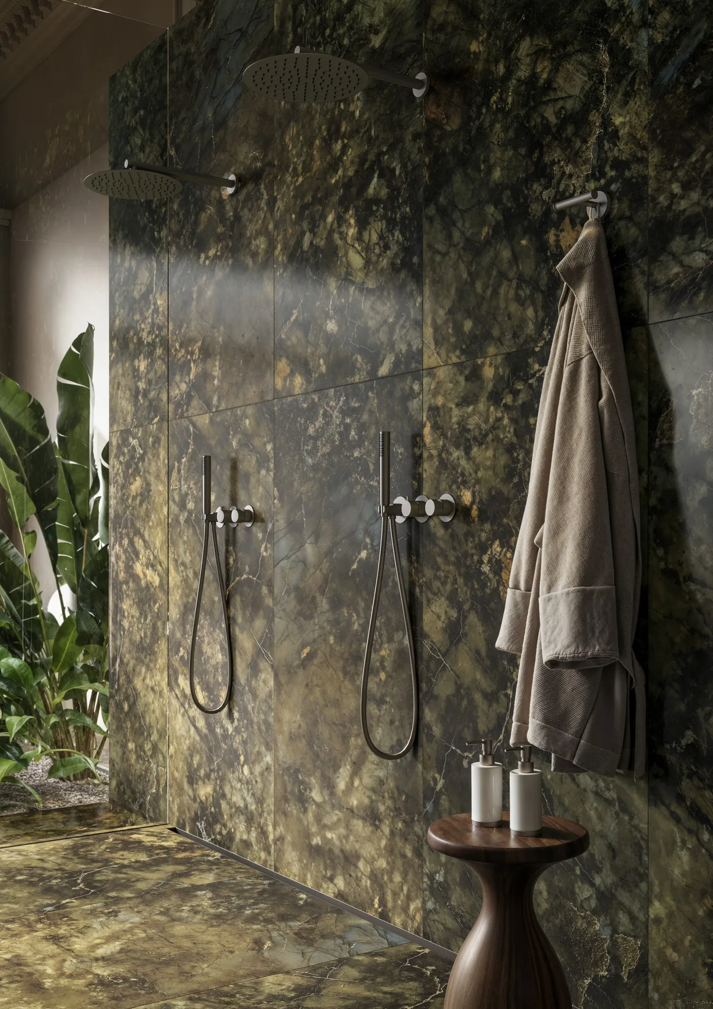 Newform Steel Line: Dusche mit Edelstahlarmaturen vor grüner Steinwand