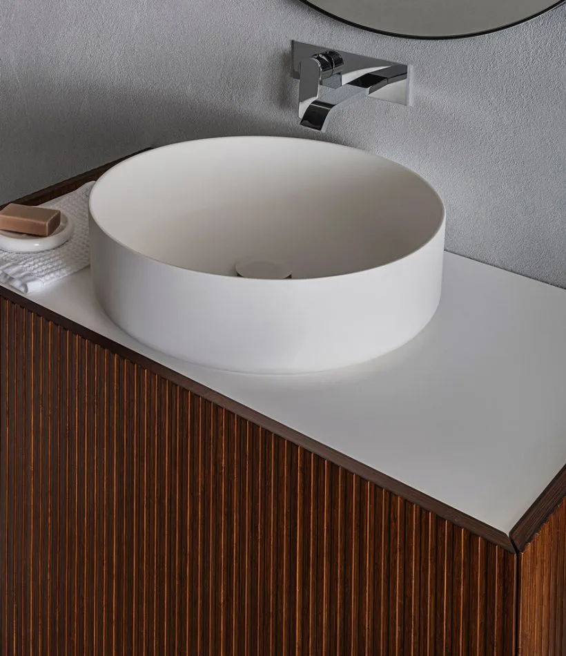 Pirovano Millennium XL: Detail rundes Aufsatzbecken auf Möbel mit gerillter Holzfront