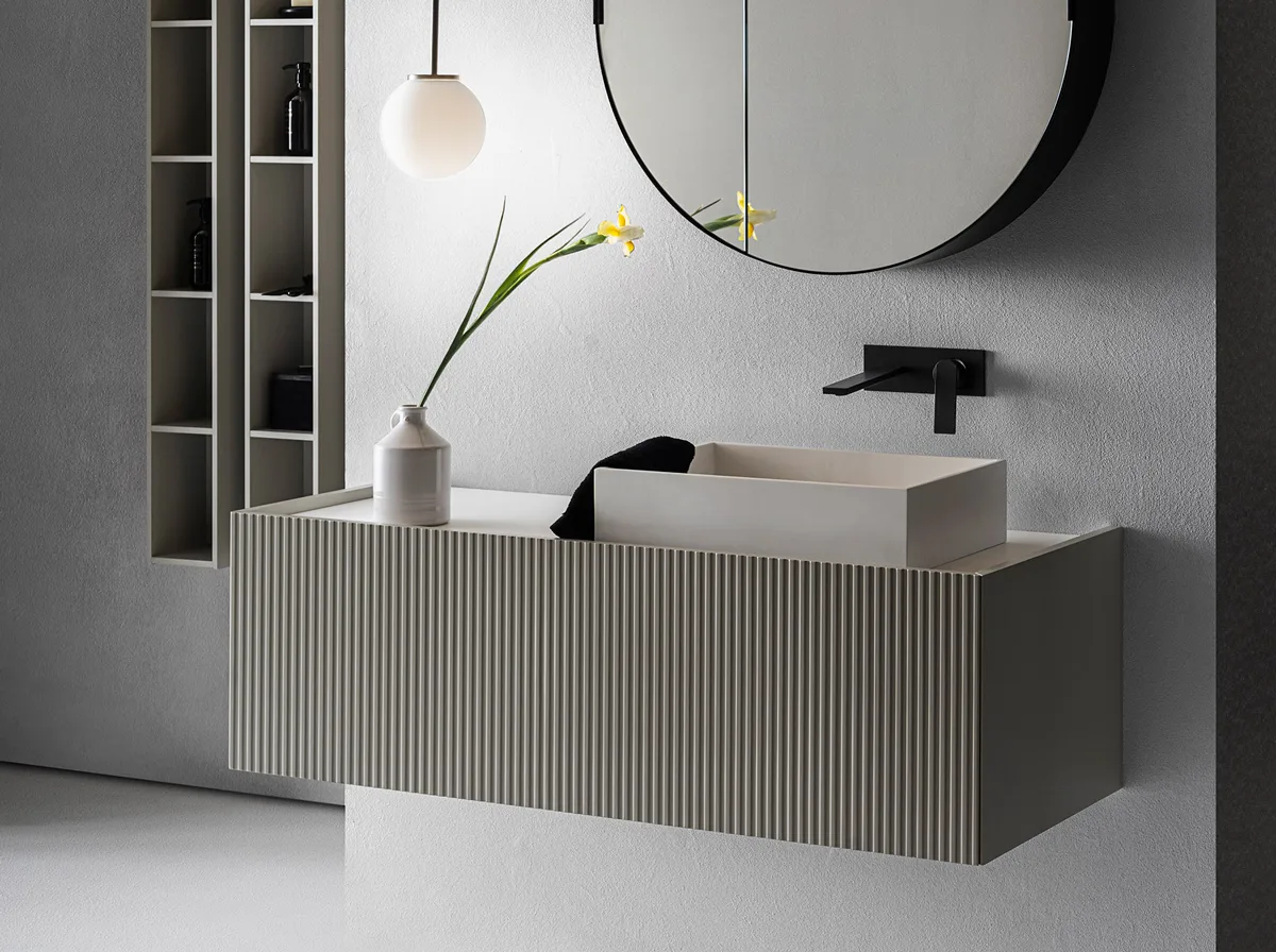 Pirovano Millennium XL: Waschtischmöbel mit gerillter Front, Aufsatzbecken und Wandarmatur