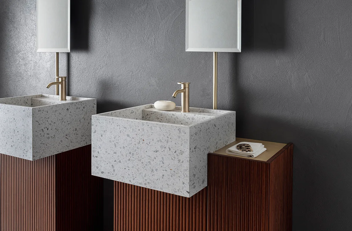 Pirovano Pilar: Detail der Terrazzo-Waschtische mit Messingarmaturen