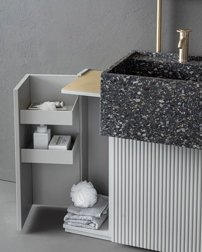 Pirovano Pilar: Waschtischmöbel mit dunklem Terrazzo-Becken und offenen Regalen