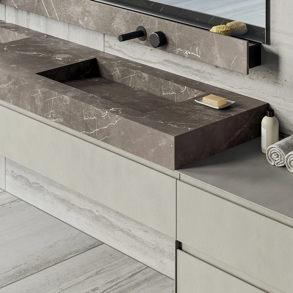 Rexa Design Moode: Detail Waschtisch in dunkler Marmoroptik mit Wandarmatur