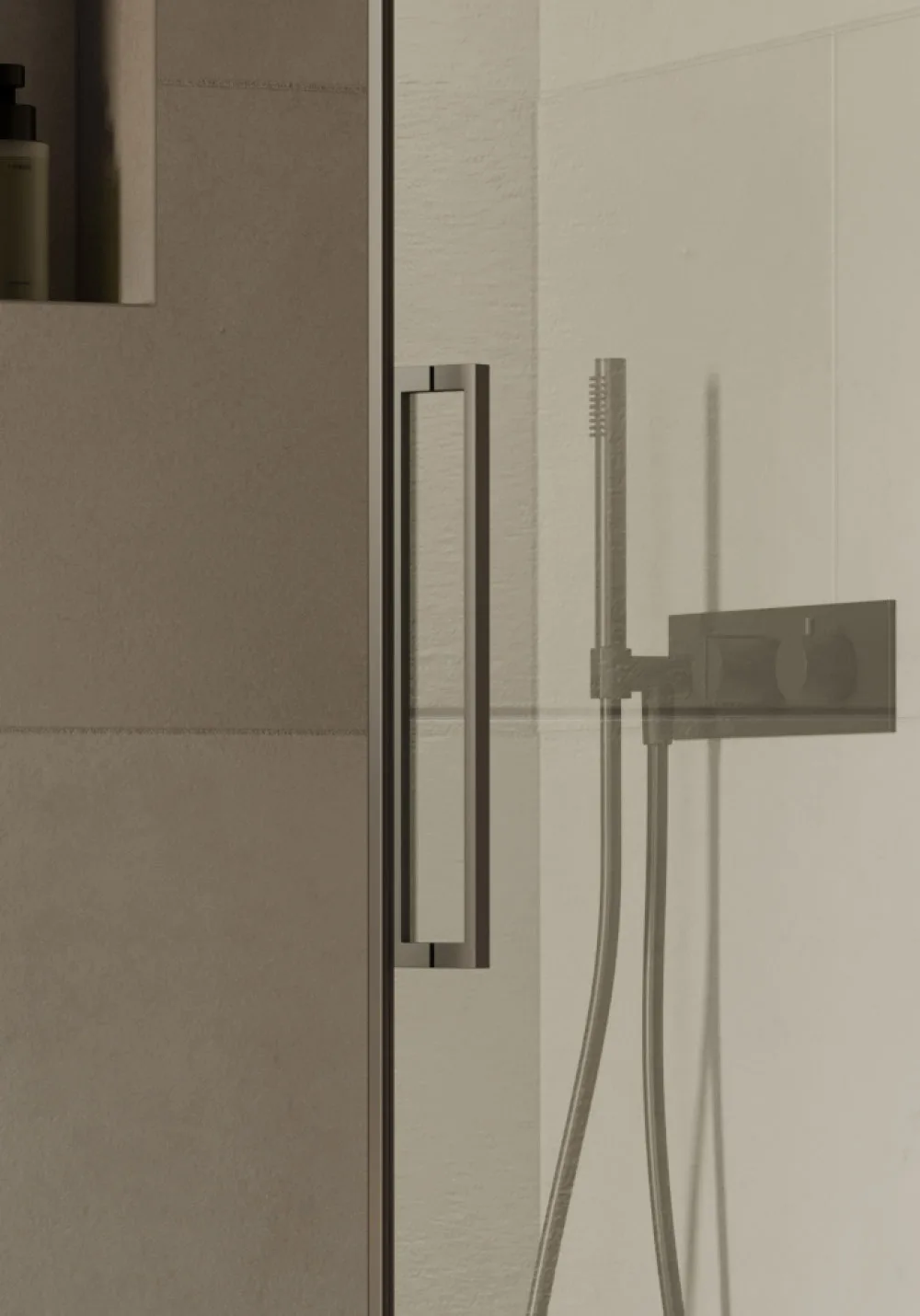 Vismaravetro Smack: Detail Duschtürgriff und Armatur in Chrom