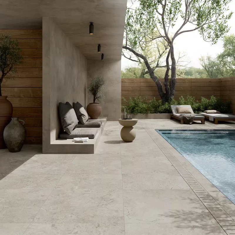 Ariana Hermione: Terrasse mit Pool und Platten in Holz- und Steinoptik