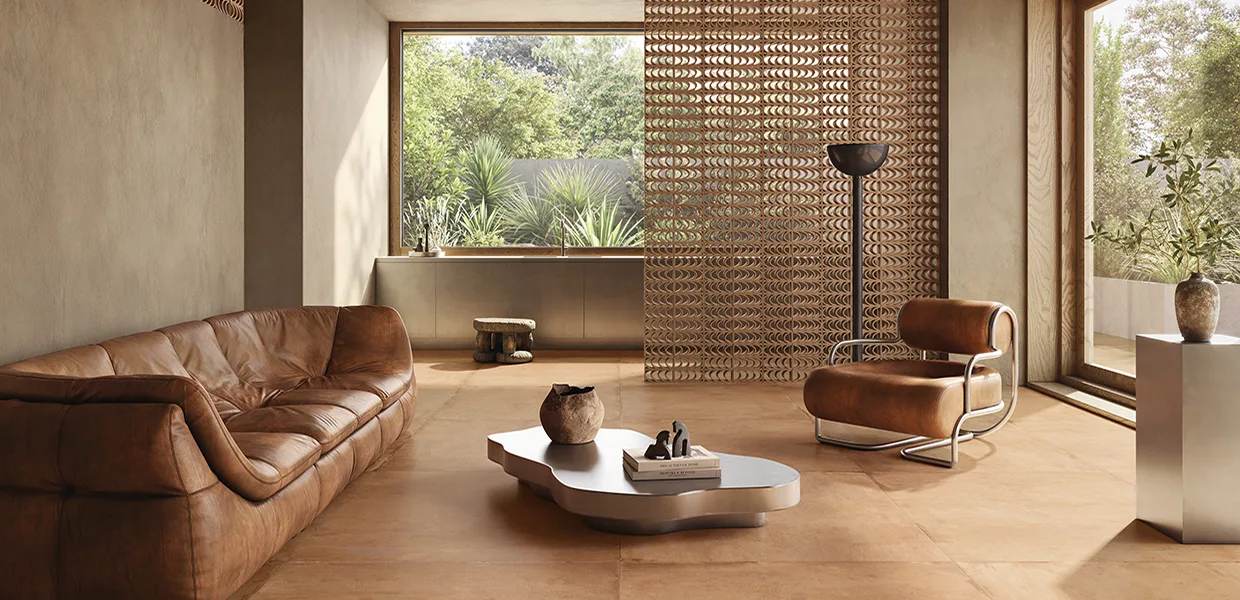 Emilgroup Fornace Provenza: Wohnraum mit Ledersofa und Wandverkleidung in Terracotta