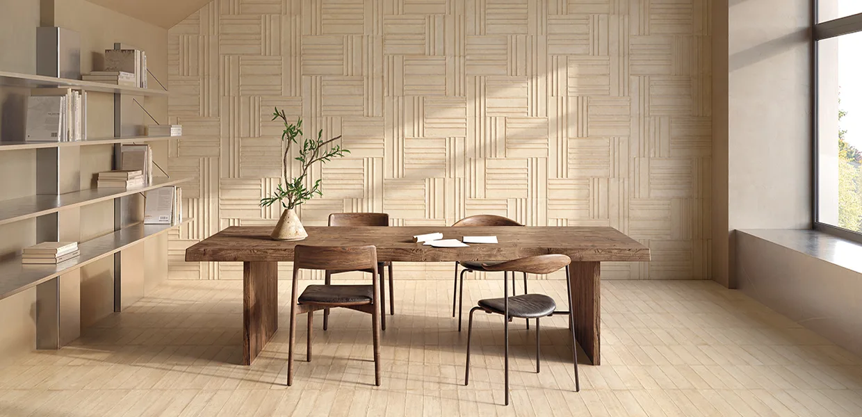 Emilgroup Fornace Provenza: Essbereich mit Holztisch und Wand in Terracotta