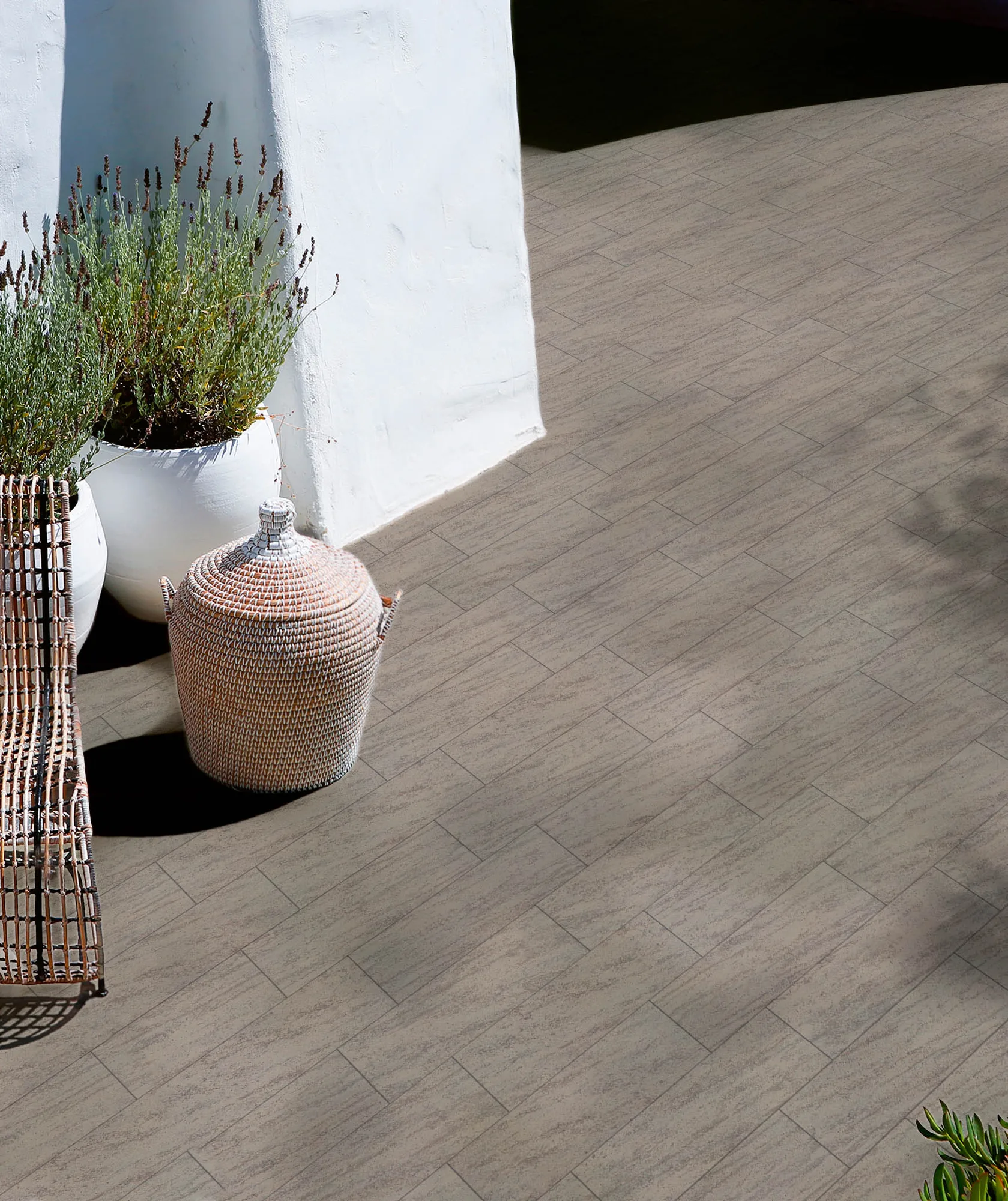 Energieker Quarzi: Terrasse mit Platten in Steinoptik und Pflanzen