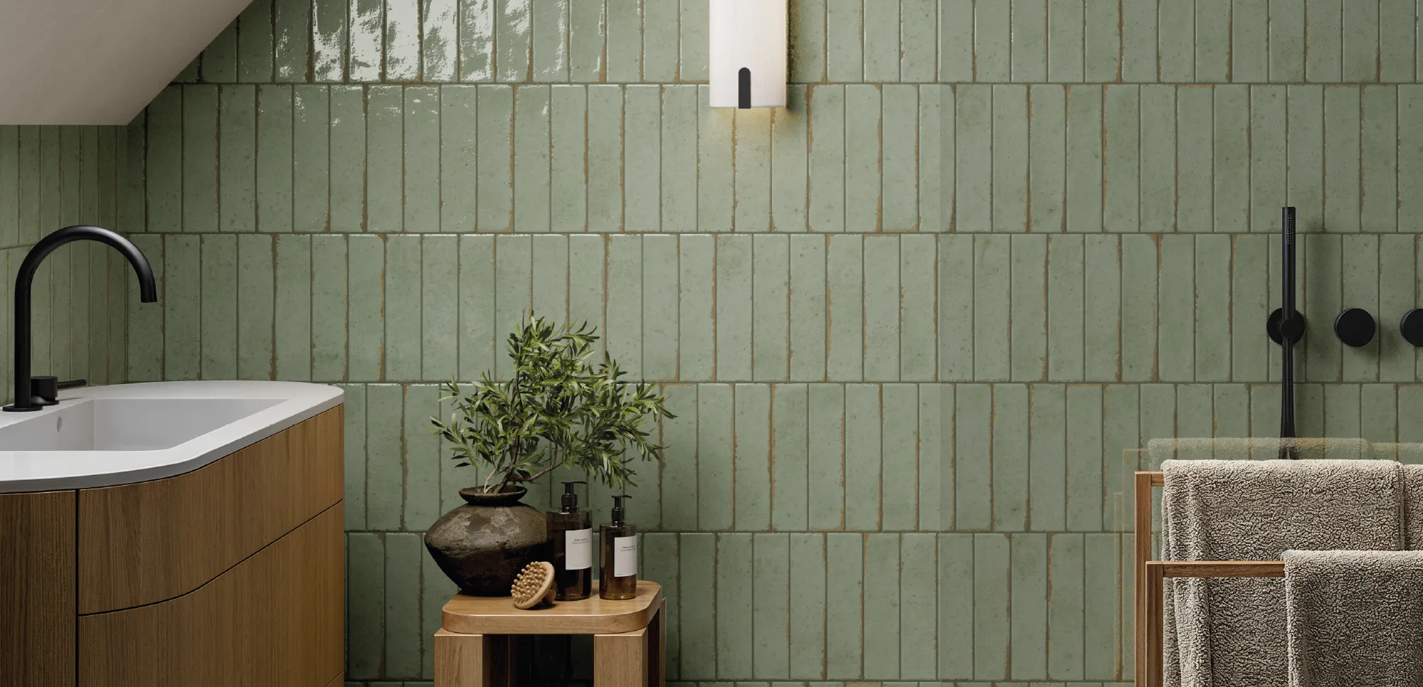 La Fabbrica AVA Wabi Sabi: Bad mit grünen Wandplatten und Waschtisch aus Holz