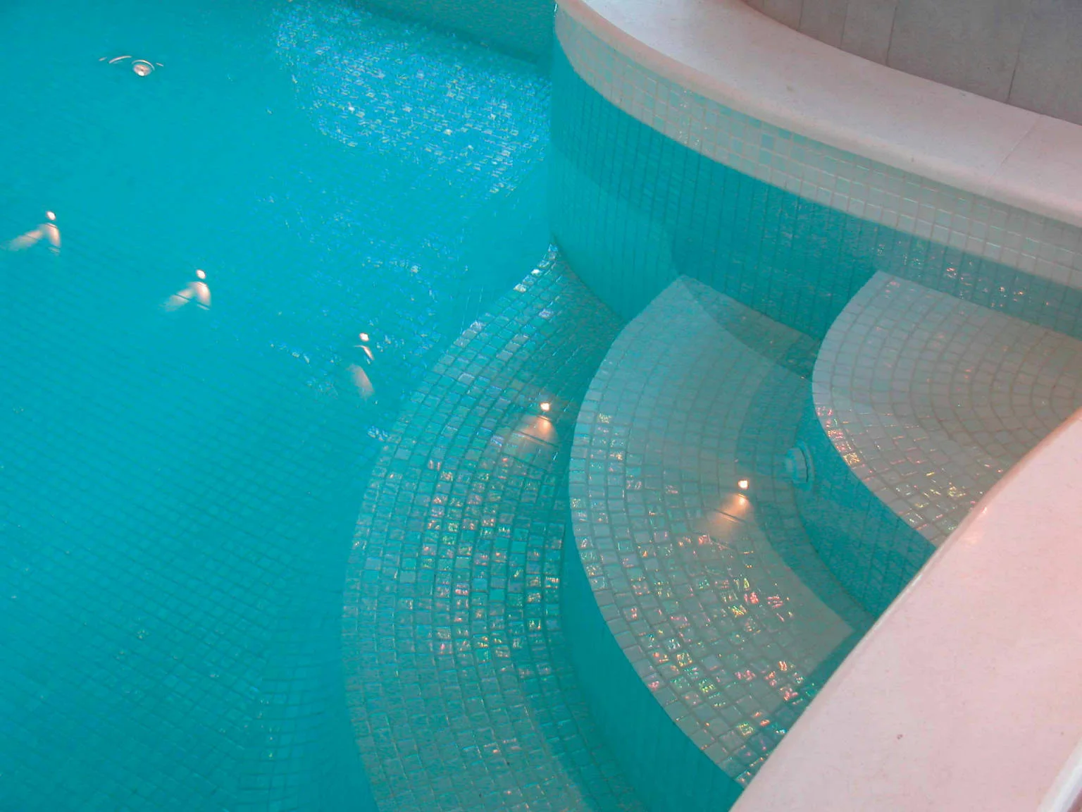 Mosavit Acquaris: Glasmosaik in Türkis in einem privaten Pool mit Treppenstufen