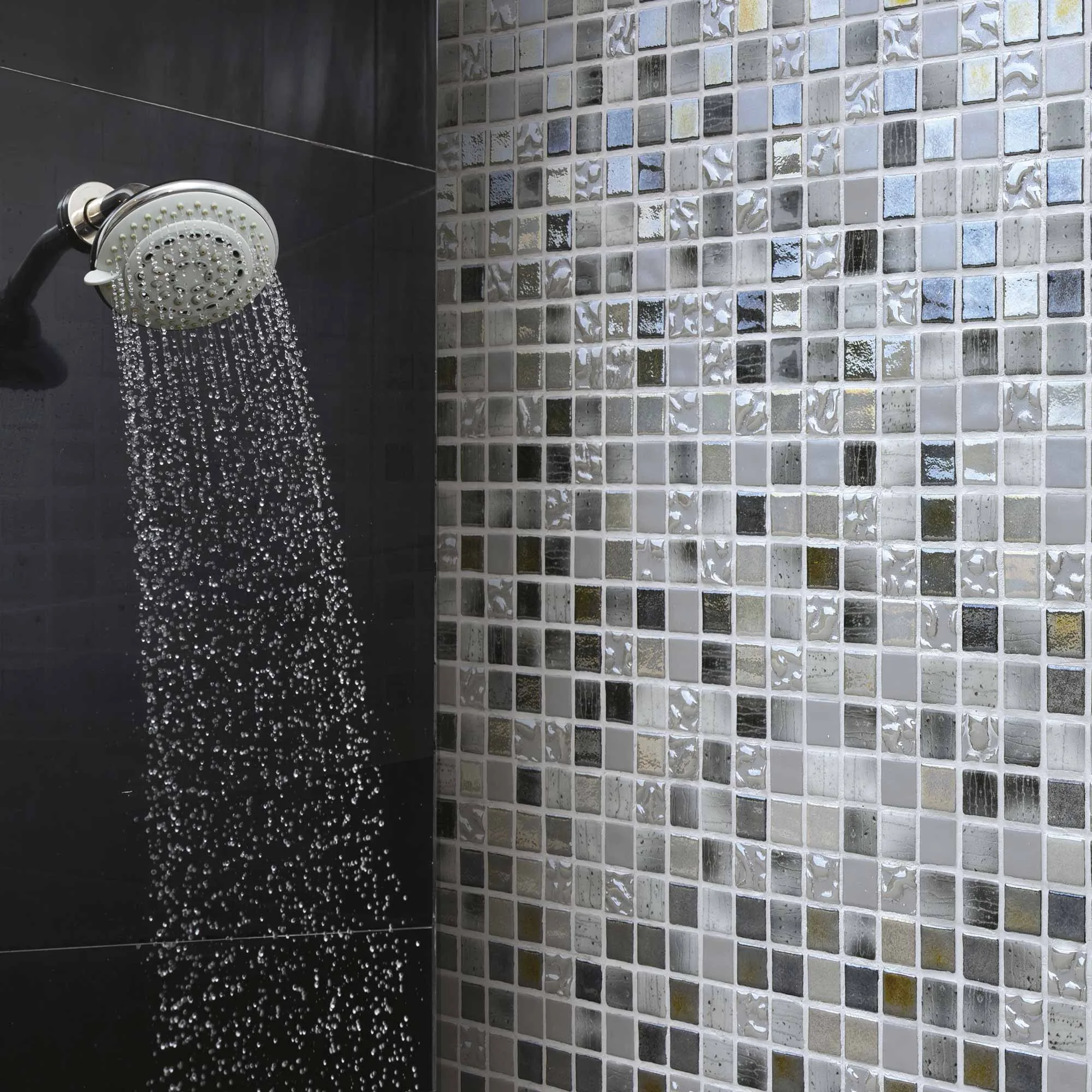 Mosavit NEXT: Dusche mit Mosaikwand in Grau und Silber
