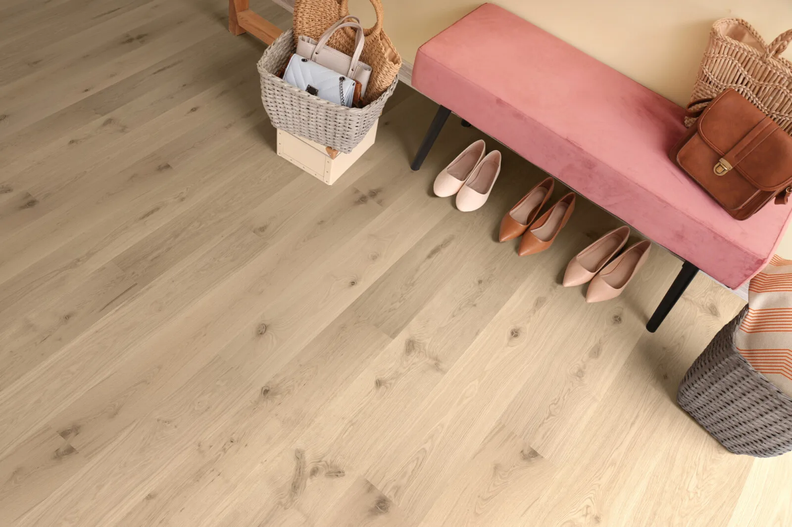 Skema Palladio: Parkett aus heller Eiche mit rosa Bank