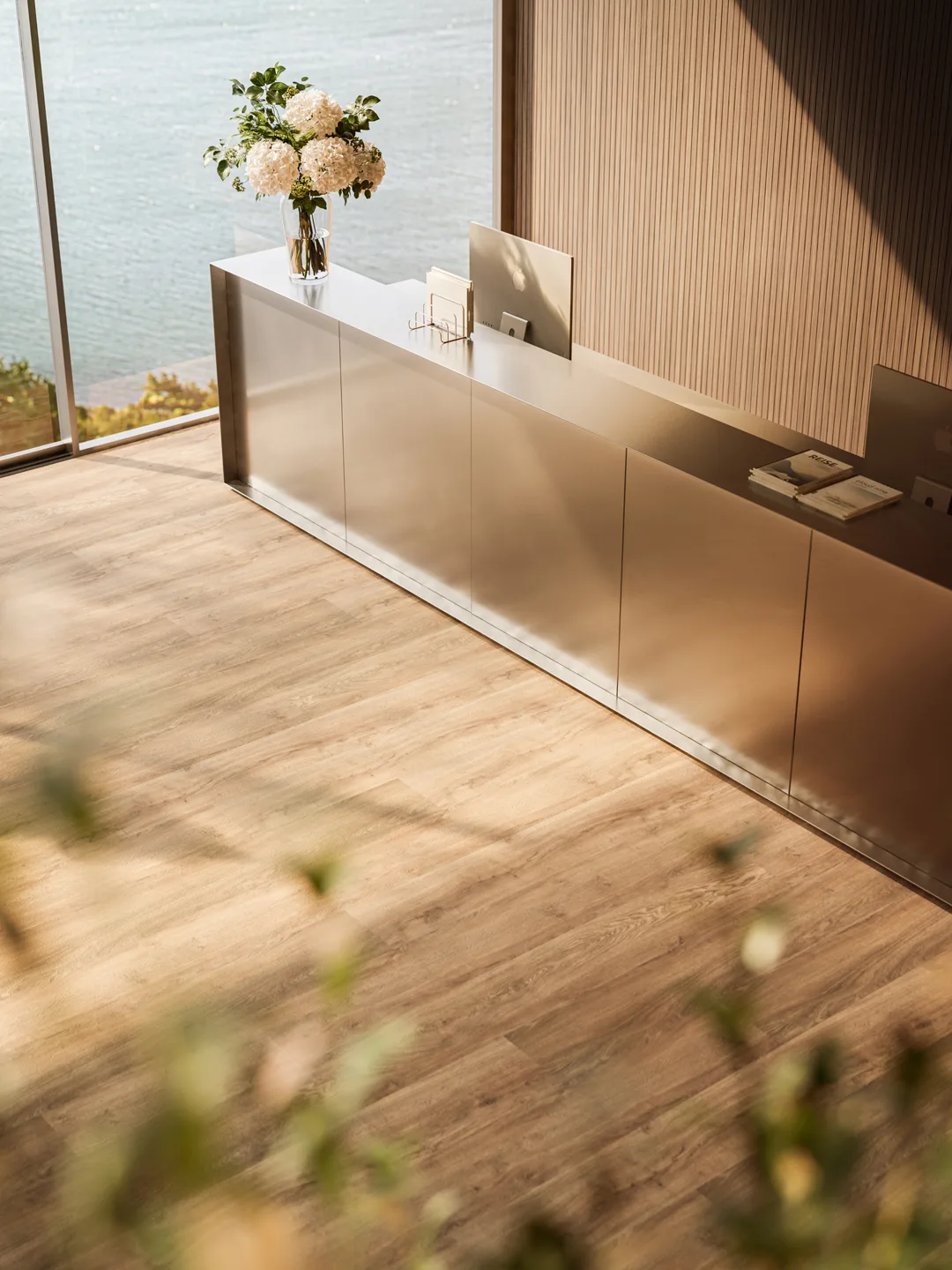 Skema Villa Spina: Terrasse mit Holzboden und Sideboard