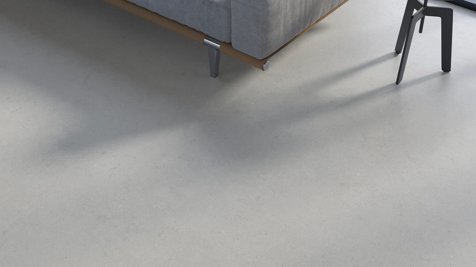 Zenon Sonor SPC Floor: helle Bodenplanken 60x120 cm in Steinoptik, Detail mit Möbelfuss