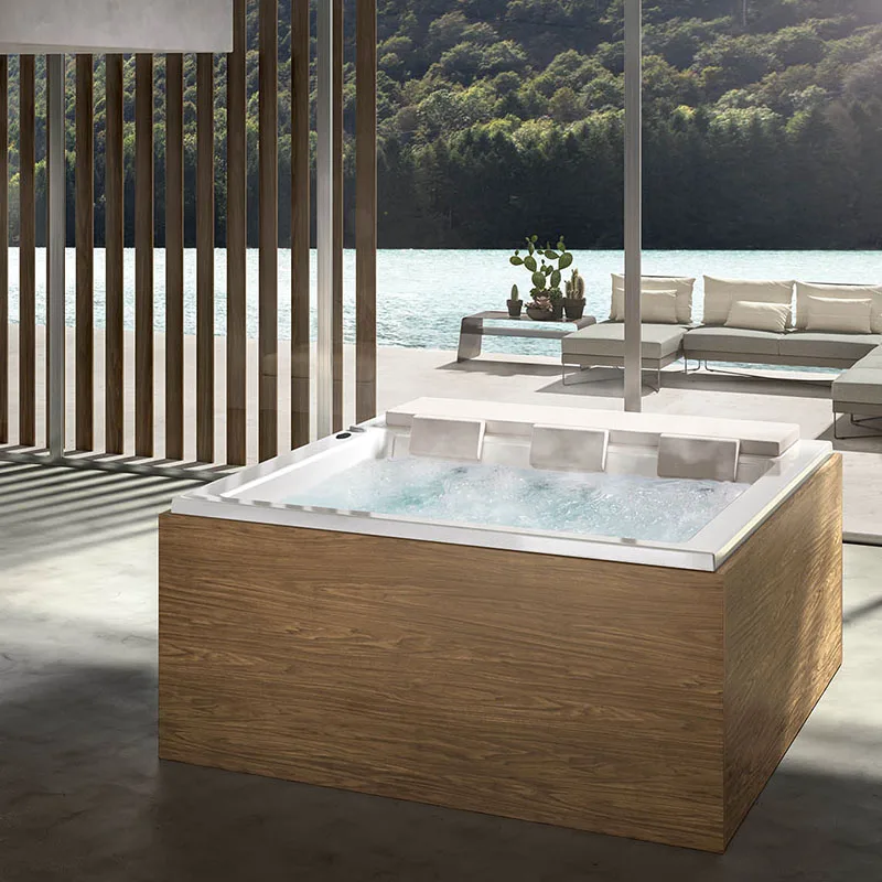 Albatros Soreha Pool: Whirlpool mit Holzverkleidung auf einer Terrasse