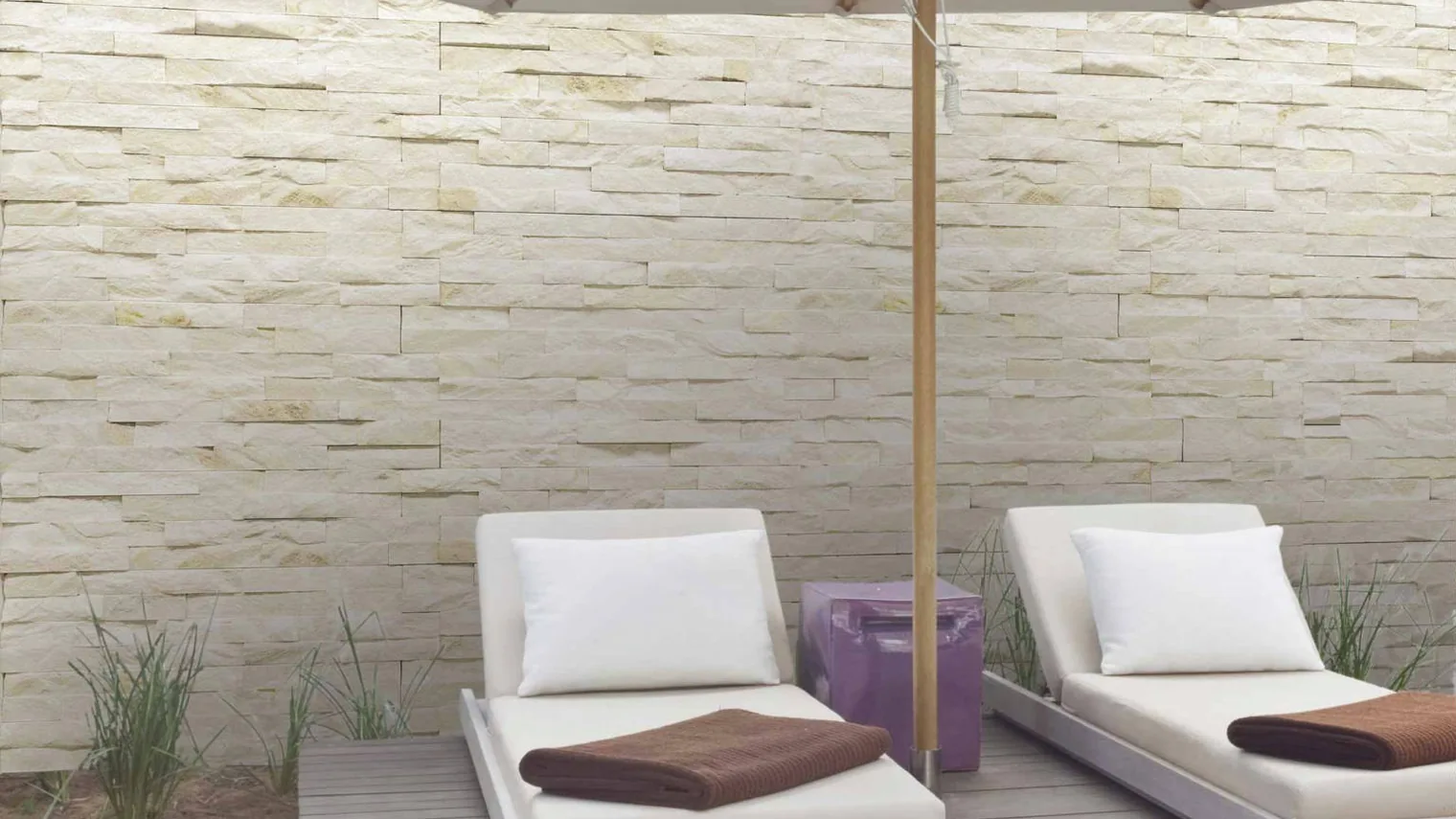 Mosavit Fachaleta Quartz Marfil Natursteinverkleidung an einer hellen Aussenwand