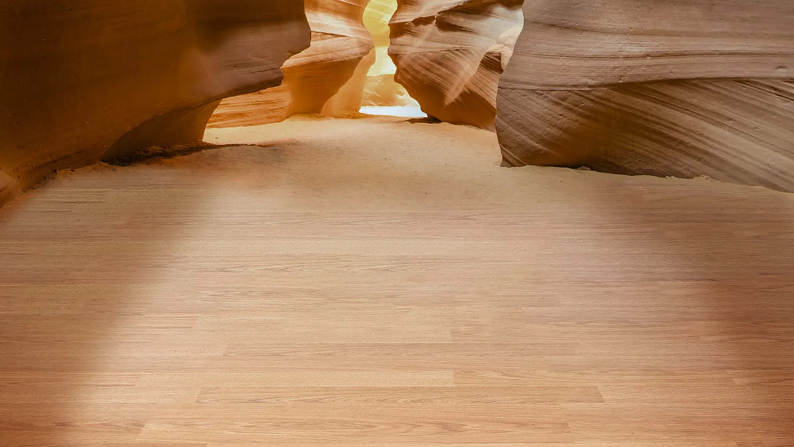 Déco Clap Designboden in Holzoptik in einem warm beleuchteten Interieur