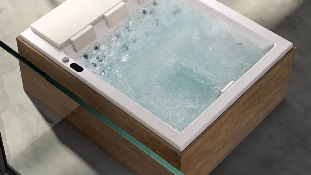 Albatros Soreha Whirlpool mit Holzverkleidung und sprudelndem Wasser