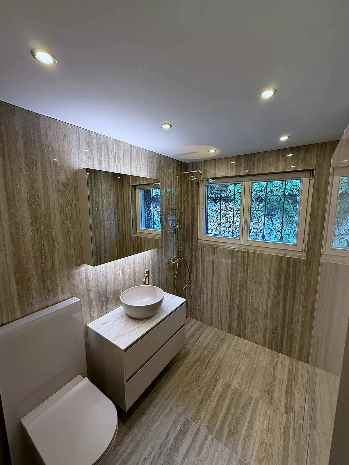 Bad von New Living Design mit Platten in Travertin-Optik